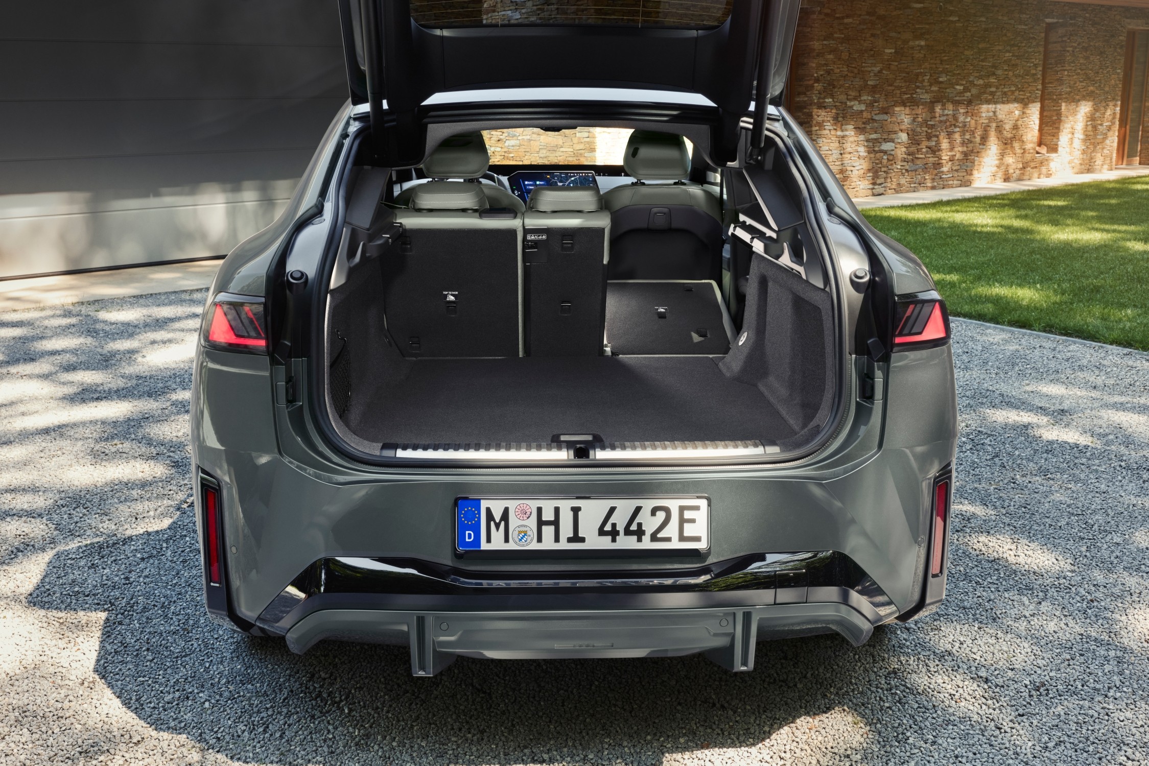 뒷좌석 일부를 접어 적재 공간을 확장한 BMW iX4 트렁크