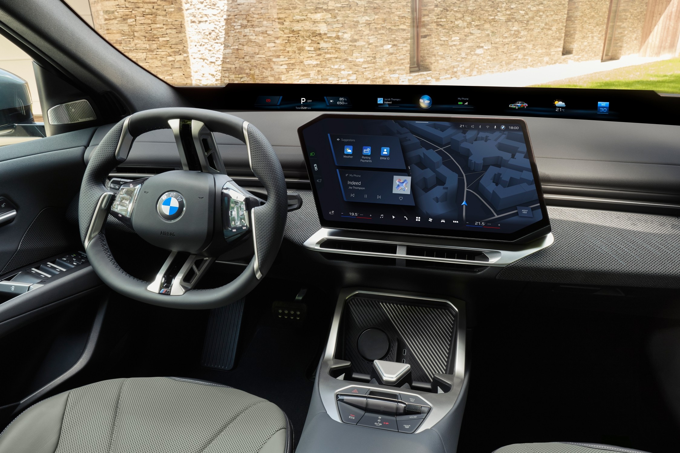 BMW 파노라믹 비전과 중앙 디스플레이가 적용된 iX4 운전석